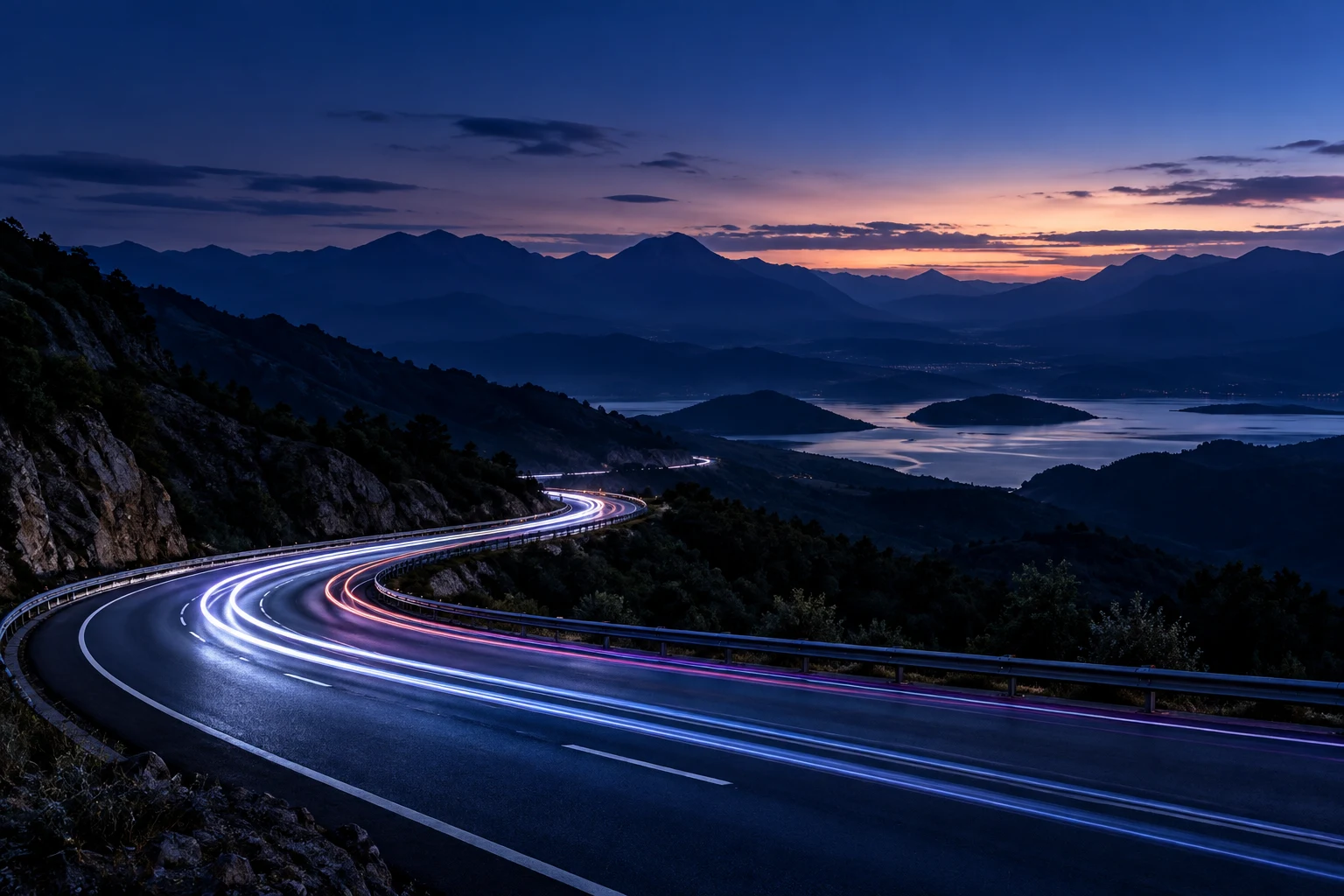 Estrada sinuosa à noite com rastros de luz azul e violeta em direção ao horizonte